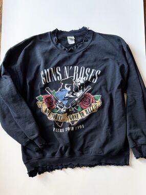 Gildan Black Guns N' Roses Graphic Crewneck Sweatshirt - vintage and distressed